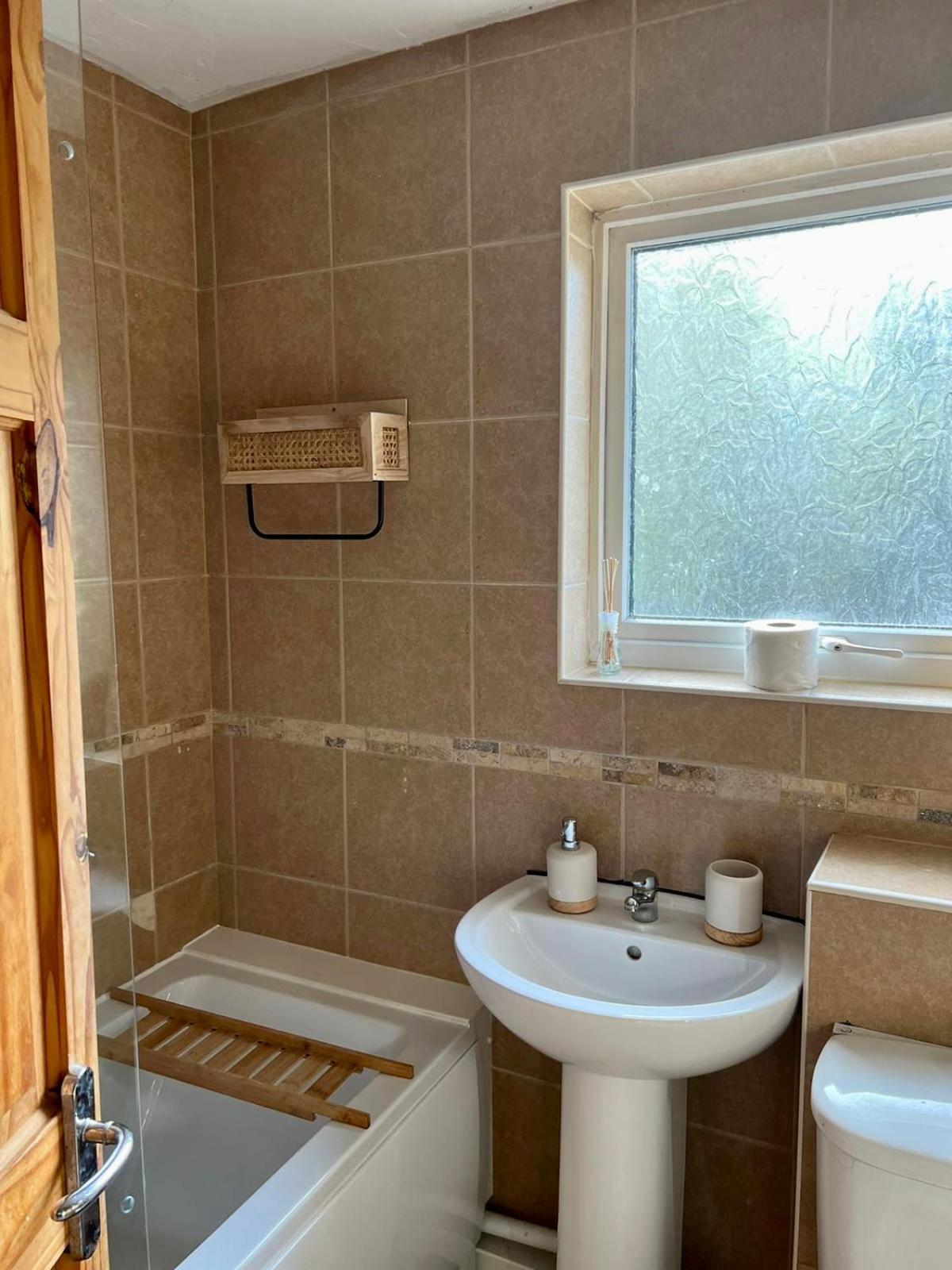 Manchester - Eccles - Business - Contractors - Families - Discounts Available Exterior photo